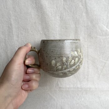 粉引きのマグカップ （ミモザ柄）の画像