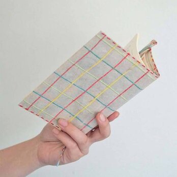 手漉き和紙と刺繍糸のブックカバー　文庫サイズ　チェック柄の画像