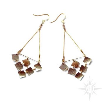 gold squared earringの画像