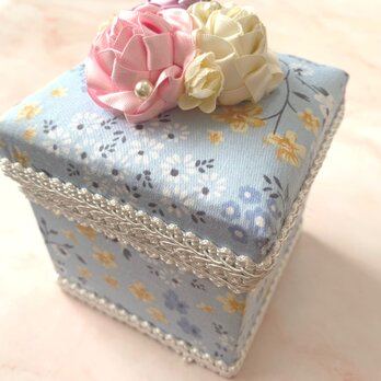 【リボンレイローズの付いたふっくら蓋の小箱・小物入れ　ブルー系花柄　完成品♪】の画像