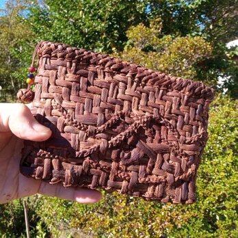 貴重な山葡萄の蔓で編んだハンドバッグ・・ポーチ（小物入れ）【小】の画像