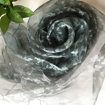 再出品【藍の茎と生葉の重ね染め】シルクオーガンジーストール　グラデーション（花模様）　の画像