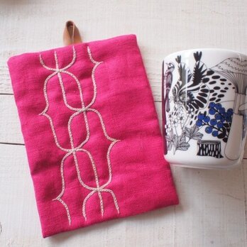 アイヌ刺繍の鍋つかみ　リネンの鮮やかピンクに草木染ホップでの画像