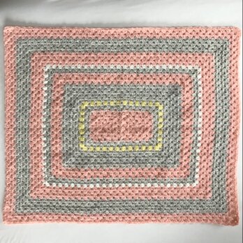 ウール　グラニースクエア　かぎ針編みのブランケット（膝掛け）パステルカラー　編み物　編物　毛糸　マルチカバーの画像