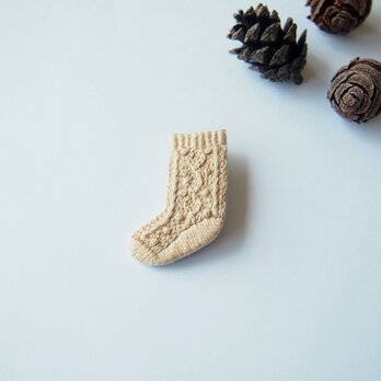 ［受注制作］アラン編み靴下の刺繍ブローチ（beige）の画像