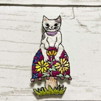 手刺繍オリジナルブローチ＊花茸に猫の画像