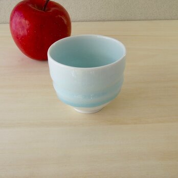 青いうつわ　お茶やいろいろなお飲み物にどうぞ！　磁器　青白磁湯のみ茶碗の画像
