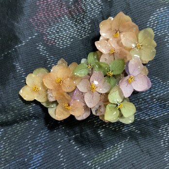 アナベル紫陽花の、こっくりとした色合いの、秋冬ブローチの画像