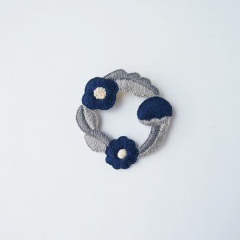 ［受注制作］お花たちのつながるリースの刺繍ブローチ（cinq）の画像