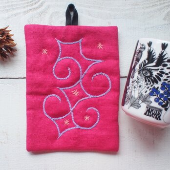 アイヌ刺繍の鍋つかみ　リネンの鮮やかピンクにラベンダー　レザーの鍋つかみの画像