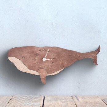 ナガスクジラが宇宙を泳ぐ＊レギュラーサイズ時計 木製 掛け時計の画像