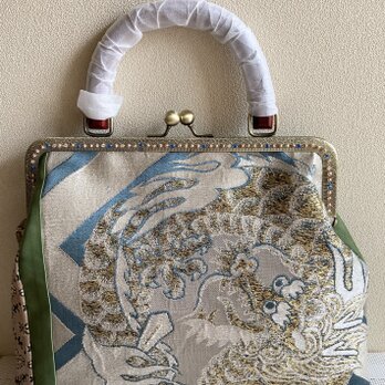 木製持ち手バッグ　がまぐちタイプ ドラゴン織柄帯・金色×抹茶無地の画像