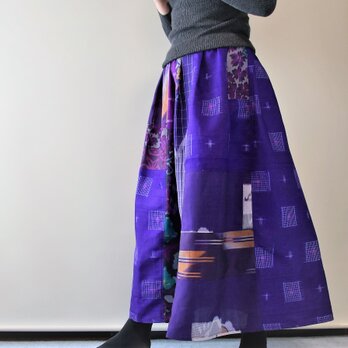 着物リメイク 紫系の銘仙でパッチワークスカート マキシ丈の画像