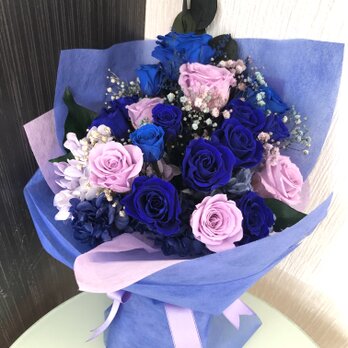 プリザーブドフラワー/青い薔薇とライラックローズの花束の画像