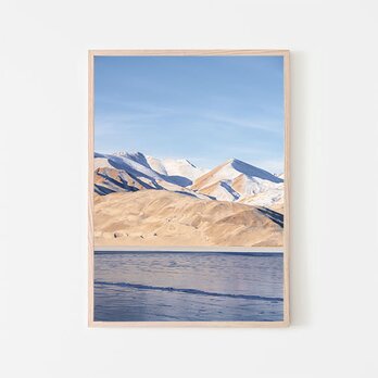 雪と砂で覆われた山 / ポスター 写真 ミニマル ベージュトーンの画像
