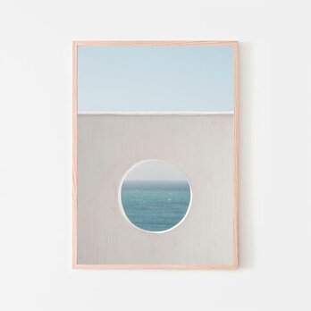 穴の開いた壁から覗く海と青い空 / ポスター 写真 自然 ブルースカイ 水 爽やか 夏 ミニマル 縦長の画像