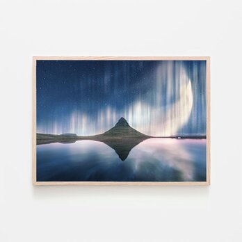 キルキュフェットル山とオーロラ / ポスター 写真 自然 アイスランド 風景 ランドスケープ アートプリント 縦長の画像
