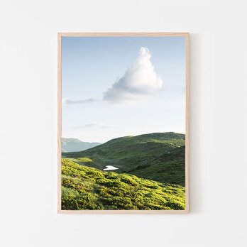 ハートの湖とふわふわの雲 / アートポスター 風景写真 山 牧草地 緑の山 アートプリント 自然 ハート型 夏 縦長の画像
