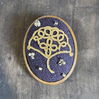 タティングレースの木枠のブローチ　銀杏(いちょう）　紫の画像