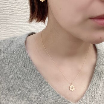 Geometric Pattern Necklace - Small Pearl On Honey Combの画像
