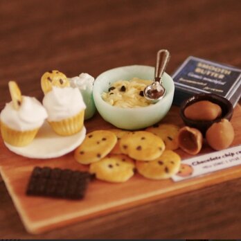 お菓子作りチョコチップクッキーのミニチュアの画像