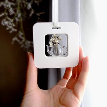 アロマストーン ■ 四角い出窓の風景  ■ ガラスのティーポット　小さなブーケつき