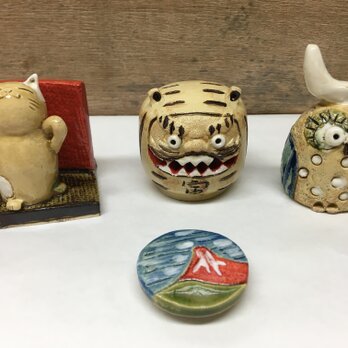 寅ダルマと金運招き猫スタンド　フクロウ　赤富士マグネットの画像