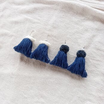 手紡ぎ綿糸のフリンジピアス 藍 /イヤリング / カレン族の草木染め綿糸 ジュズダマ/ タッセル ナチュラルの画像