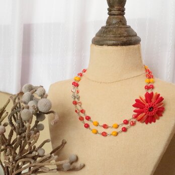 ガーベラのブローチとチェコビーズの2連ネックレスのデミパリュール（レッド＆オレンジ）の画像
