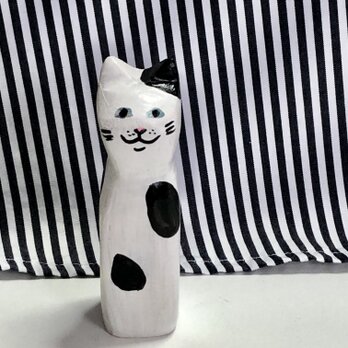 木彫り猫　白黒の画像