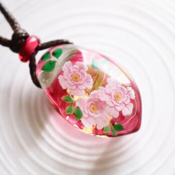牡丹(ピンク)のとんぼ玉ガラスペンダント　金箔入りの画像