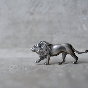 lion broochの画像