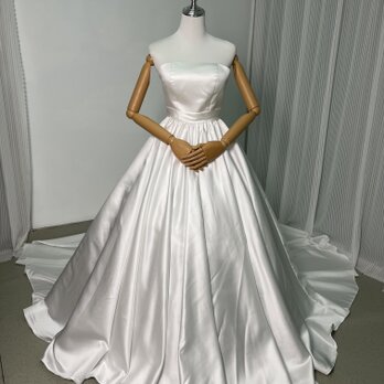 ウェディングドレス ベアトップ 光沢サテン Aライン 優しい ふわふわ ロングトレーン 編み上げ 結婚式の画像