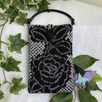 着物リメイク　スマホポーチ　黒色の絞り染めの着物　花柄　ハンドメイド