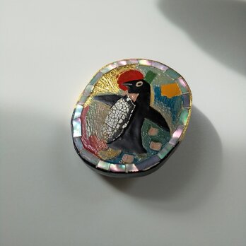漆ブローチ「penguin」の画像