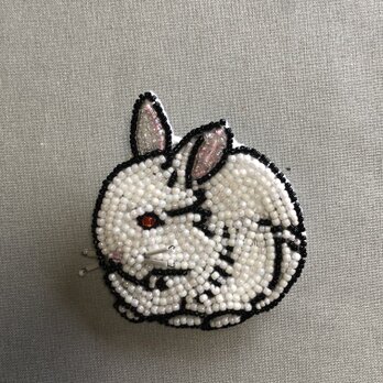 ウサギ(白)のブローチの画像