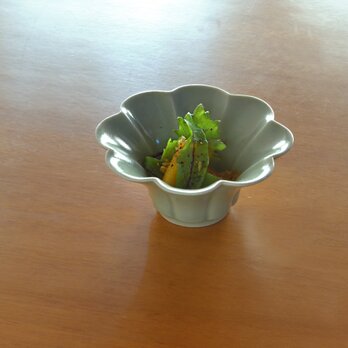 青磁花型小鉢の画像