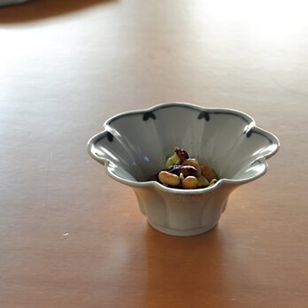 染付笹紋花型小鉢の画像