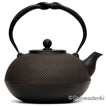 【予約販売】紅蓮堂 葛巻元作 南部鉄器 布団形鉄瓶 みのり 霰文様 1.5L 内面素焼き・酸化被膜仕上 伝統的工芸品の画像