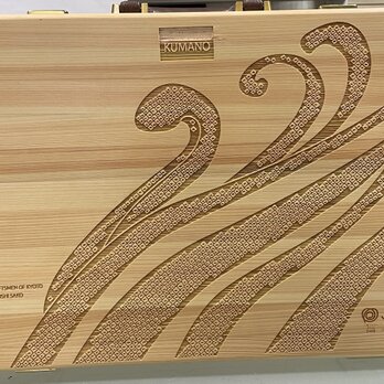 桧香るアタッシュケース（押し寄せる波。疋田鹿の子彫刻）熊野桧木製の画像