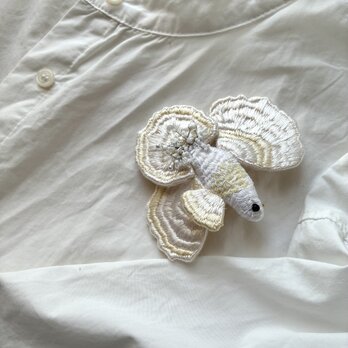ふんわりと艶やかなお魚さんの刺繍ブローチ　大の画像