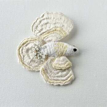 光の中を泳ぐクリーム色の優しいベタさん　ベタ/お魚刺繍ブローチ　絹糸の艶やかさとやわらかな手触り