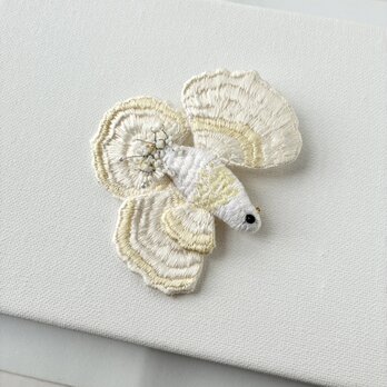 光の中を泳ぐクリーム色の優しいベタさん　ベタ/お魚刺繍ブローチ　絹糸の艶やかさとやわらかな手触り