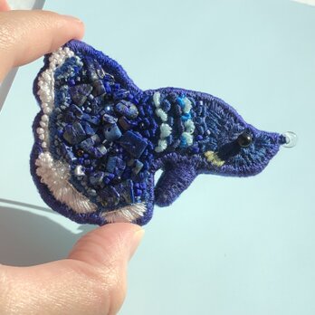 "青と白のベタのお魚刺繍ブローチ"の画像