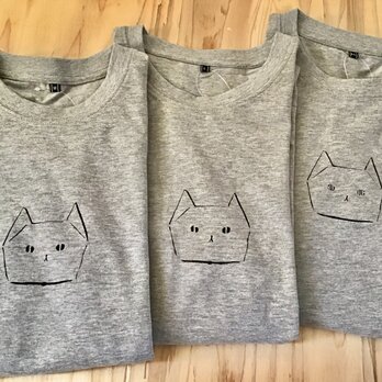 ネコの灰色長袖Tシャツ　の画像