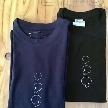 骸骨が３つの紺色長袖Tシャツ　の画像