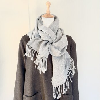 明るいグレーの大判ストール