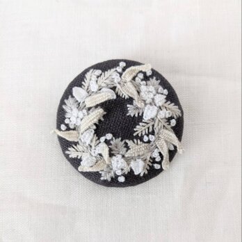〈受注製作〉刺繍ブローチ　white leaf wreathの画像