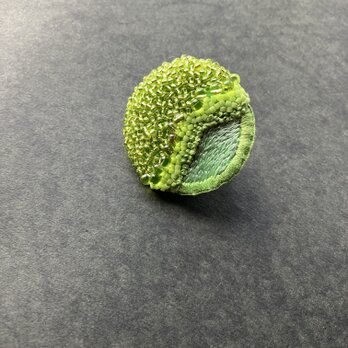 "melon green" ビーズ刺繍まるブローチの画像