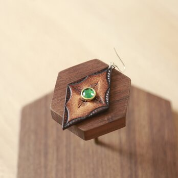 【菱形宝石】本革彫刻のイヤリングの画像